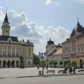 Kolone traktora ušle jutros u Novi Sad pred skup SNS-a, stoje duž Bulevara Mihajla Pupina