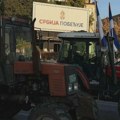 Kolone traktora ušle jutros u Novi Sad pred skup SNS-a, stoje duž Bulevara Mihajla Pupina