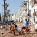 Kataklizma u Španiji: Dve osobe poginule u stravičnoj oluji, reke blata nosile automobile