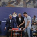 Vučić: 200.000 evra za zlato u Parizu; Bogdanović mu uručio poklon