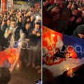 Sramotne scene u Tirani! Albanci slavili i palili zastavu Srbije, pa zapretili našim fudbalerima! (video)