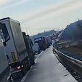 FOTO, VIDEO: Veliki zastoji zbog sudara automobila i kamiona na mostu kod Beške