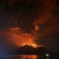 Indonezija: Posle erupcije vulkana rizik od cunamija, u opasnosti 1.500 ljudi