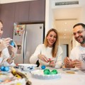 Ekskluzivne porodične fotografije ministarke Đedović Handanović sa mužem i ćerkom: Jedan Uskrs posebno pamtim