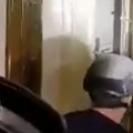 "Vladimire, baci sekiru!" Snimak hapšenja na Vračaru, nasrnuo na policiju iz mračnog hodnika (video)