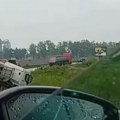 Težak udes kod rume: Kamion sleteo s puta (video)