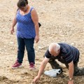 Otac i sin uživo snimali šta rade na obali - policija dojurila na lice mesta: Kad su videli šta kradu, bukvalno su…
