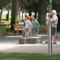 Toplotni talas zapekao Srbiju: Na ovaj način građani Sremske Mitrovice pronalaze spas od visokih temperatura!