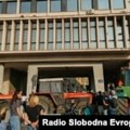Protest ispred novosadske skupštine, policija uvela vladajuće odbornike