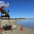 Letnja sezona na Lidu počela: Građani na plaži, ali zbog niskog Dunava neki kažu da se "može prošetati do Gardoša"