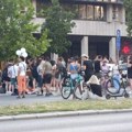 Studenti blokirali obe trake kod Prekršajnog suda zbog privođenja njihovih kolega