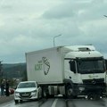 Jeziva nesreća na ulazu u Modriču, ima mrtvih! Sudarila se dva auta i kamion, saobraćaj obustavljen