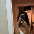 Naša pevačica u toplesu! Prekrila intimne delove tela vrećastom torbom, muškarcima nije dobro zbog ove slike
