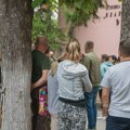 Protest roditelja i prosvetara u Tomaševcu zbog smene Maje Gajić, direktorke OŠ „Mladost“ [FOTO+VIDEO] Protest u Tomaševcu…