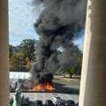Izbio požar u kampu ispred Skupštine Srbije, jedna osoba ranjena iz vatrenog oružja, jedan uhapšen