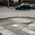 Kako naplatiti štetu nastalu zbog rupe na putu? U jednom slučaju je vozač odgovora, stručnjak pojasnio proceduru