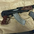 Oružje skriveno u automobilu: Policija na prelazu Batrovic pronašla automatsku pušku i dva okvira (video, foto)