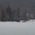 Sneg veje u ovom delu Srbije na prvi dan proleća! Prizori kao iz bajke, visina pokrivača oko 40 centimetara! Evo gde se…