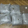 Uhapšena trojica osumnjičenih za proizvodnju i prodaju kokaina i marihuane u Sremskoj Mitrovici i Rumi