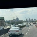 Nesreća kod Brankovog mosta: Automobil probio ogradu, na licu mesta Hitna pomoć i policija (video)