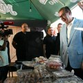 Vučić ljut zbog spore rekonstrukcije Starog železničkog mosta, radnicima delio sladoled