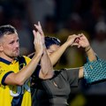 Izgubio novorođenu ćerku, usledio prizor koji kida dušu! Bio je slomljen od bola, a onda su navijači uradili nešto što se ne…
