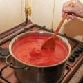 Sve gotovo za pola sata: Kuvani paradajz u flašama od samo 2 sastojka, bez konzervansa i komplikovanja