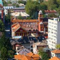 Majka i dete povređeni dok su prolazili pored gradilišta: Građevinska oplata pala sa zgrade