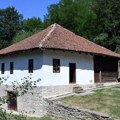 Ovo mesto čuva duh stare Šumadije: Etno kuće, priroda i hram podignut za tri meseca