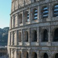Incident u Rimu: Turista na Koloseumu uklesao ime verenice, preti mu ogromna kazna