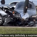 VIDEO: Mali avion izleteo sa piste prilikom sletanja u Teksasu i udario u automobil