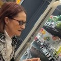 (Paparaco) Danica Ristovski se skockala od glave do pete, pa otišla u market Uslikali smo glumicu u šik izdanju, svi gledaju…