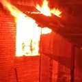 Veliki požar u Beogradu: Gusti dim kulja, vatrogasci se bore sa plamenom