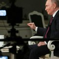 Kruži snimak Putinove noge sa intervjua koji je pratio svet: Van kontrole je, morao rukom da je smiri