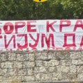 „Kreni-Promeni“ na Niškoj tvrđavi istakao transparent ‘Izbore krade, litijum dade’