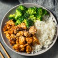 Letnji ručak pun proteina: Piletina sa rižom i brokolijem