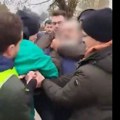 Muškarac nasrnuo nožem na studenta tokom blokada u Novom Sadu (video)