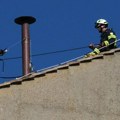 U Vatikanu postavljen dimnjak koji će signalizirati izbor novog pape