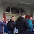 Odborniku SNS blokaderi izbušili gume dok je razgovarao s građanima! Go SNS Novi Sad: Ugrožena bezbednost odbornika Damira…