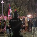 Ovo je fotografija iz Kosjerića koju svi danas dele: “Nasmejano lice protiv celog kordona policije”