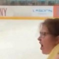 Mama-huligan prekinula utakmicu! Uletela na teren, napravila haos (video)