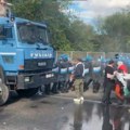 Deset demonstranata povređeno u sukobima sa policijom: Gađali flašama, kamenicama i petardama (video)