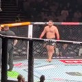 Doktor morao da prekida meč na UFC 321! Udario rivala u potiljak, pa se sramno bunio kod sudije