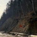 (Foto) Odroni pokrenuti na putu ka Kablaru. Nadležni apeluju na vozače: Rizik od obrušavanja zemlje i kamenja