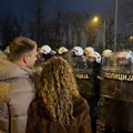 Policija dežurala čitavu noć ispred Filozofskog fakulteta u Novom Sadu, deo profesora bojkotuje nastavu (VIDEO)