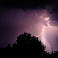 (Foto) Grom udario u kuću u Požarevcu! Spalio do temelja krov. Vatrogasci brzo reagovali, stanovnici naselja uznemireni