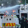 Neredi u Severnoj Irskoj drugu noć zaredom: Demonstranti gađali policiju, ona odgovorila vodenim topovima