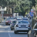 Драма на Звездари: Мушкарац бацио бомбу на терасу, па разнео возила и локале