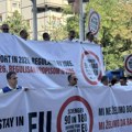 (Foto) Protest prevoznika iz Srbije, Crne Gore i Severne Makedonije zbog ograničenja boravka: "Vozači nisu migranti"