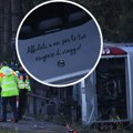 Na autobusu punom turista koji se prevrnuo u Nemačkoj stoji potresan natpis: Ljudi ne žele da čitaju te reči
